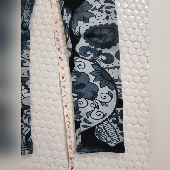 Cozy Fleece lined Skull Leggings - Picture 2 of 5